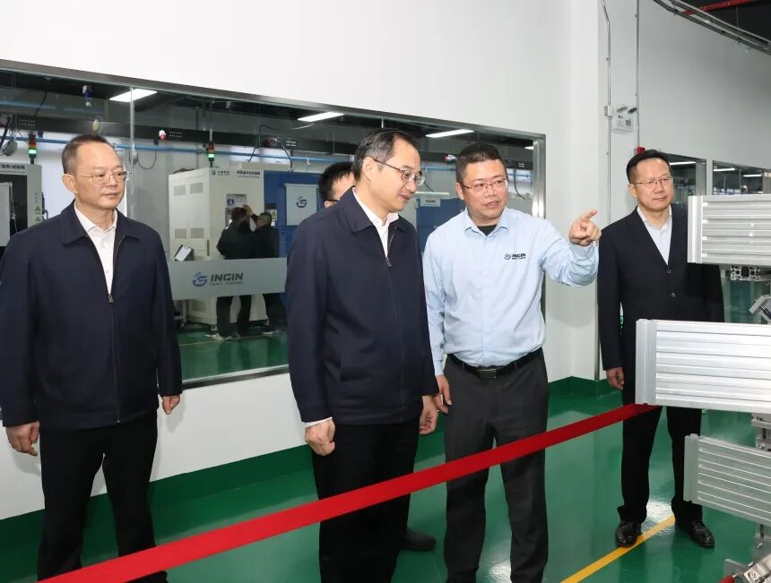 上海市委常委、区委书记李政走访调研恩井智控(图2)